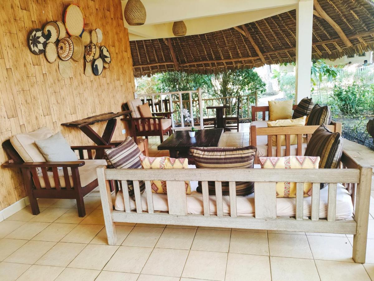 Upani In Diani Bed & Breakfast Диани Бийч Екстериор снимка