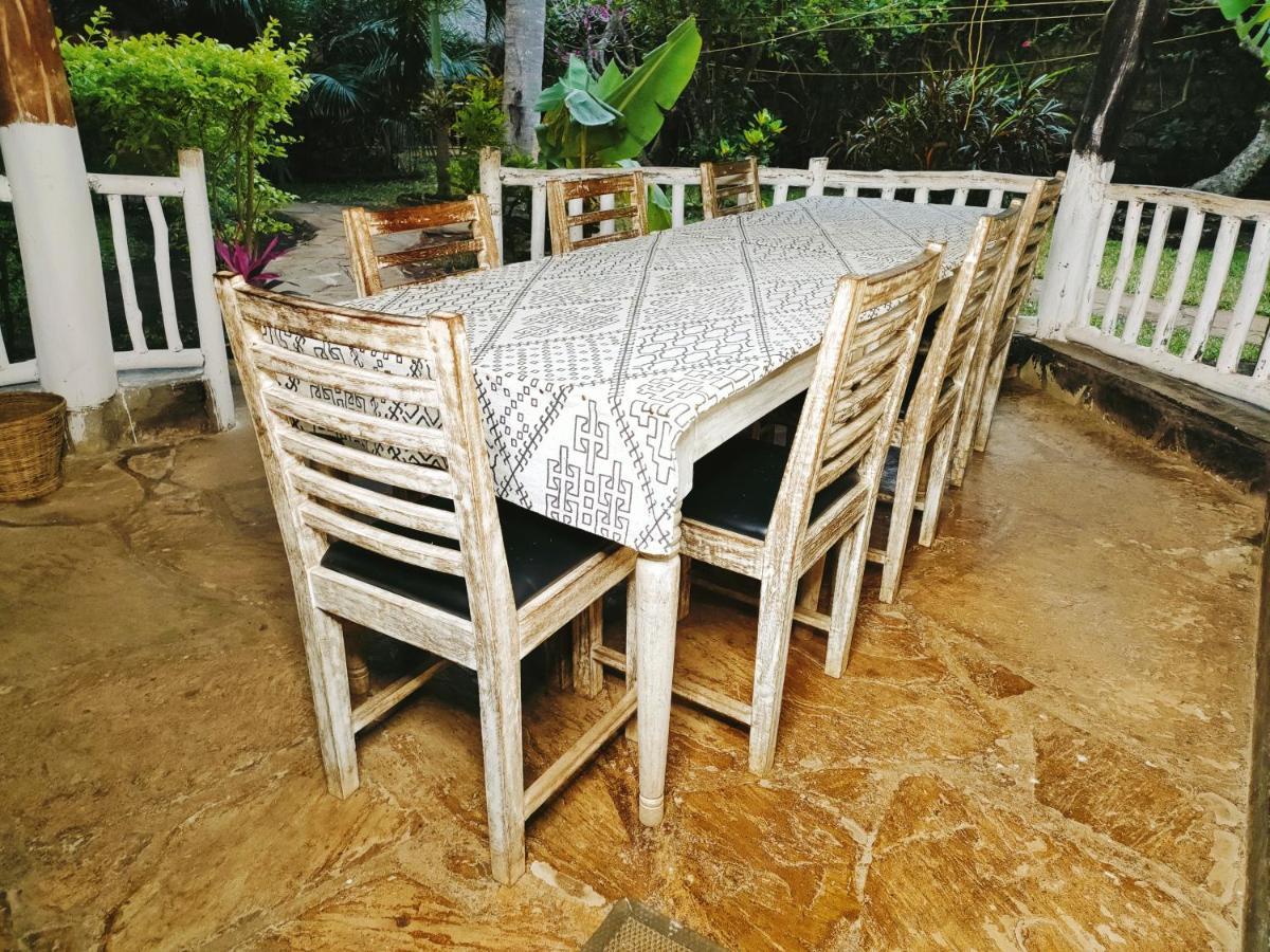 Upani In Diani Bed & Breakfast Диани Бийч Екстериор снимка
