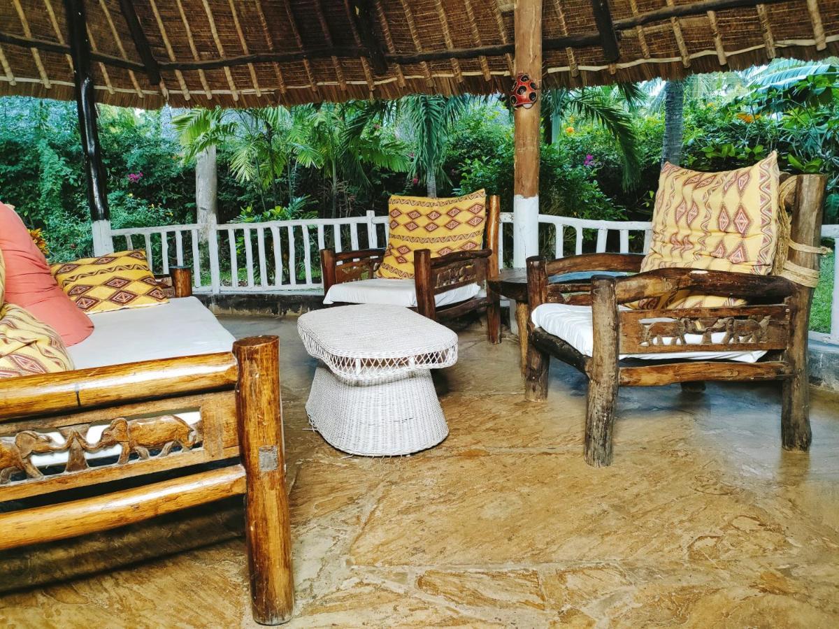 Upani In Diani Bed & Breakfast Диани Бийч Екстериор снимка