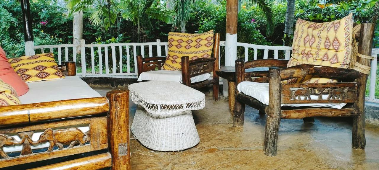 Upani In Diani Bed & Breakfast Диани Бийч Екстериор снимка