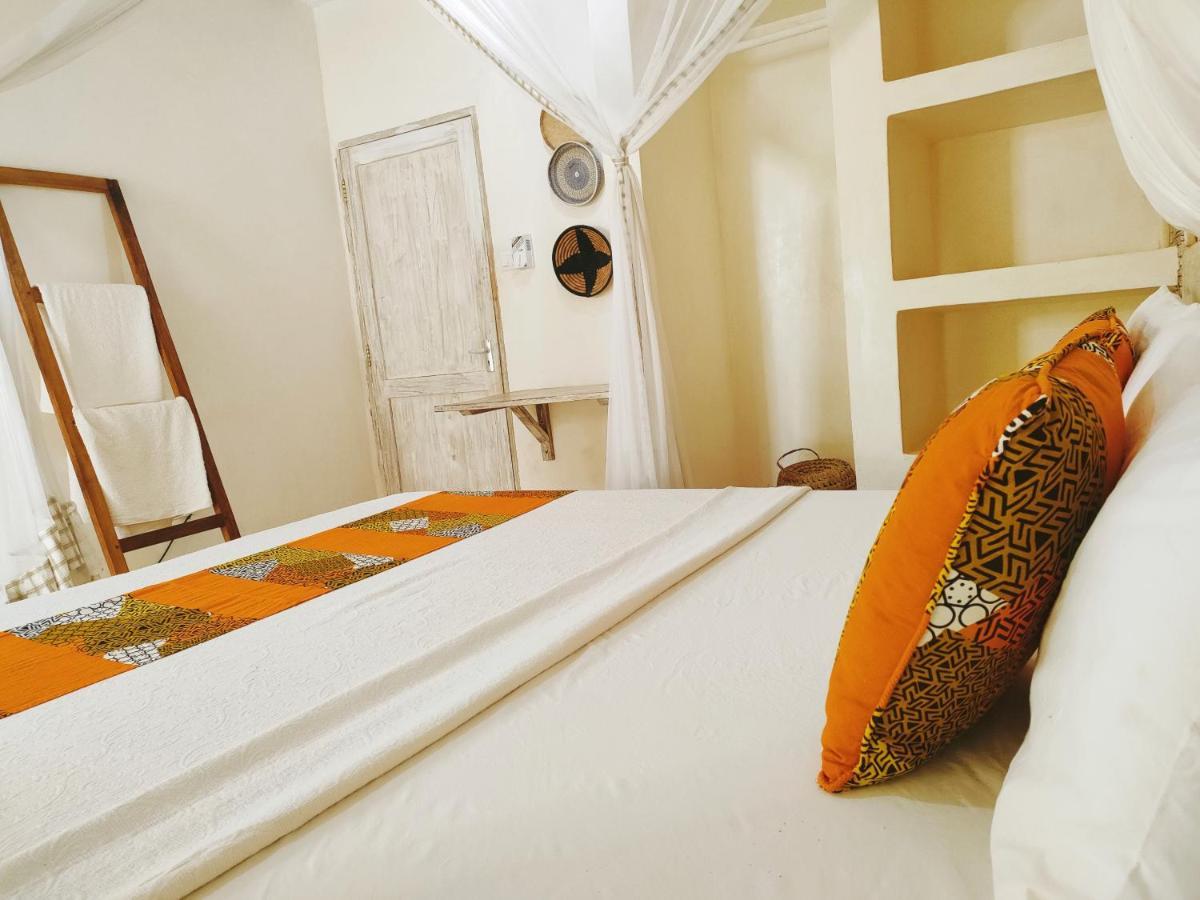 Upani In Diani Bed & Breakfast Диани Бийч Екстериор снимка