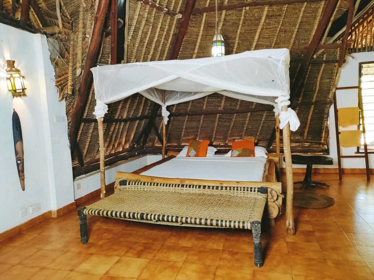 Upani In Diani Bed & Breakfast Диани Бийч Екстериор снимка