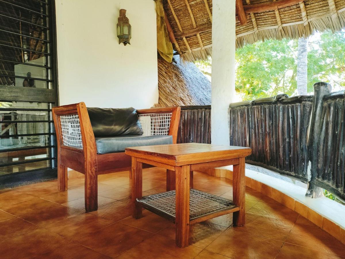Upani In Diani Bed & Breakfast Диани Бийч Екстериор снимка
