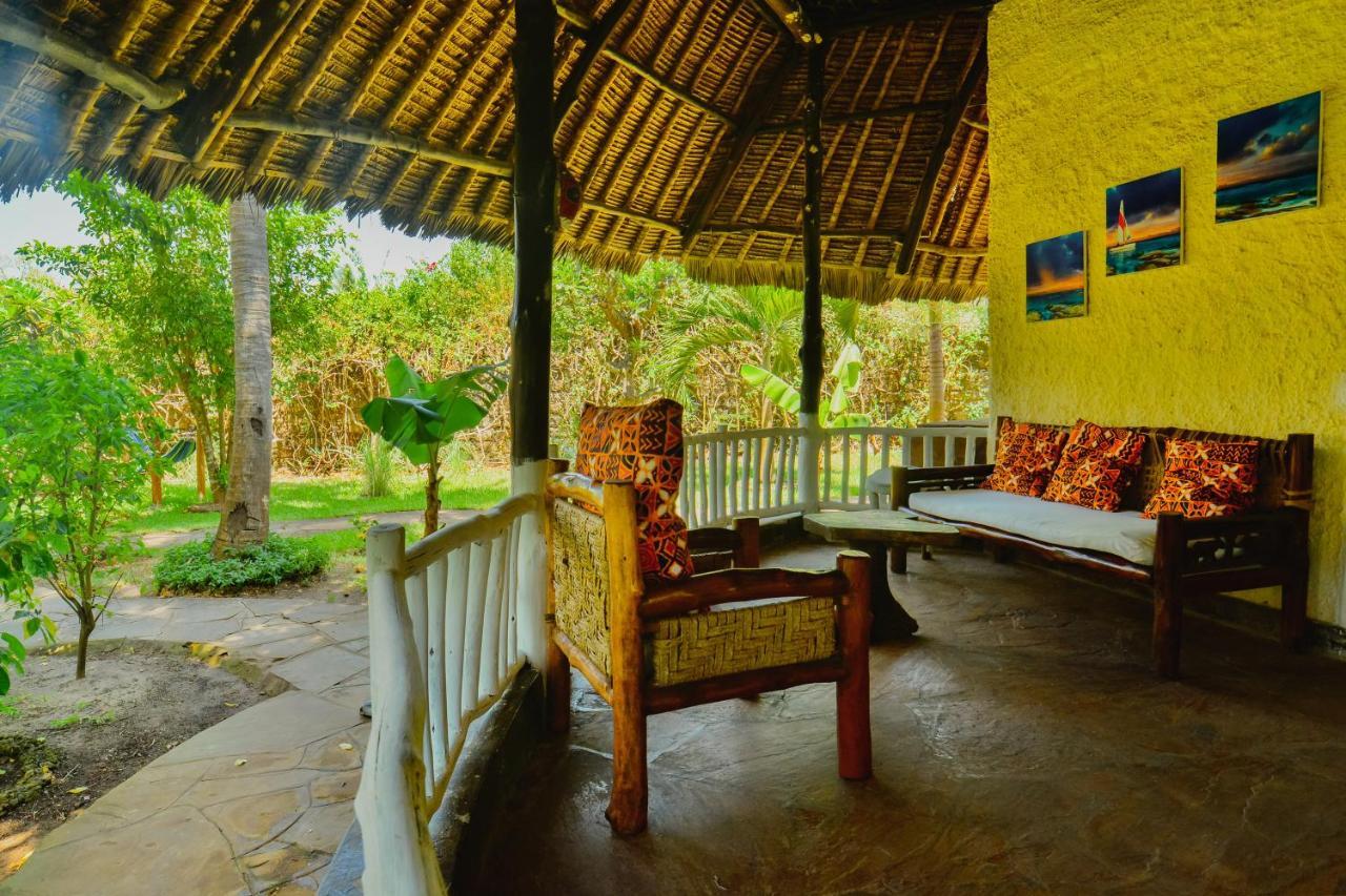 Upani In Diani Bed & Breakfast Диани Бийч Екстериор снимка