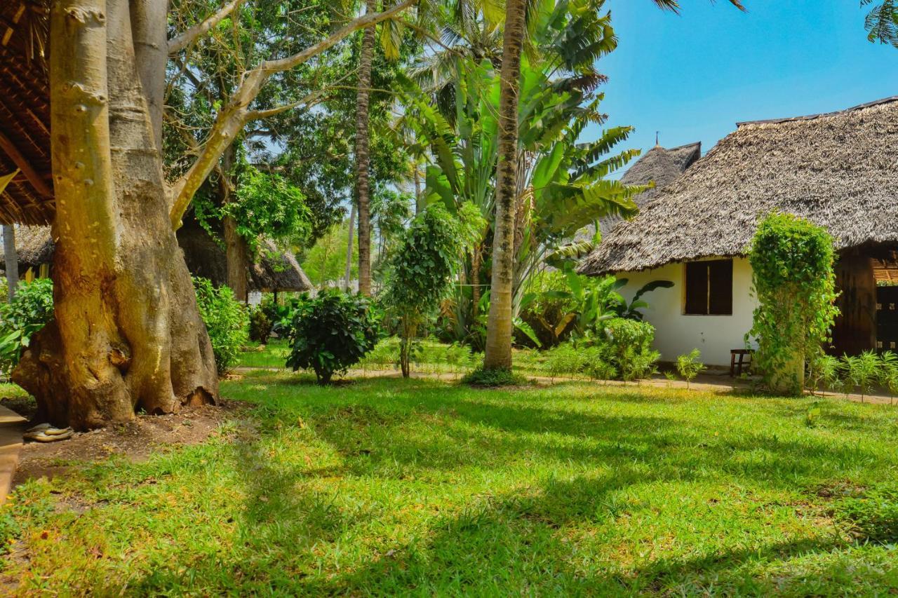 Upani In Diani Bed & Breakfast Диани Бийч Екстериор снимка