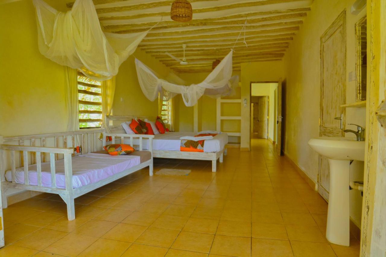 Upani In Diani Bed & Breakfast Диани Бийч Екстериор снимка