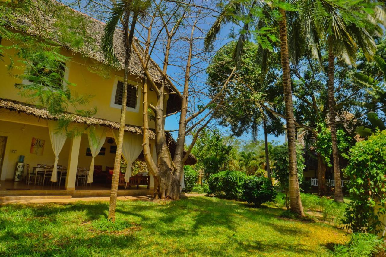Upani In Diani Bed & Breakfast Диани Бийч Екстериор снимка