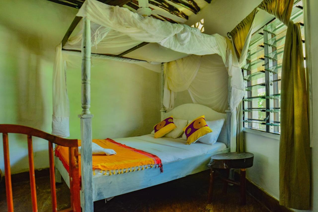 Upani In Diani Bed & Breakfast Диани Бийч Екстериор снимка