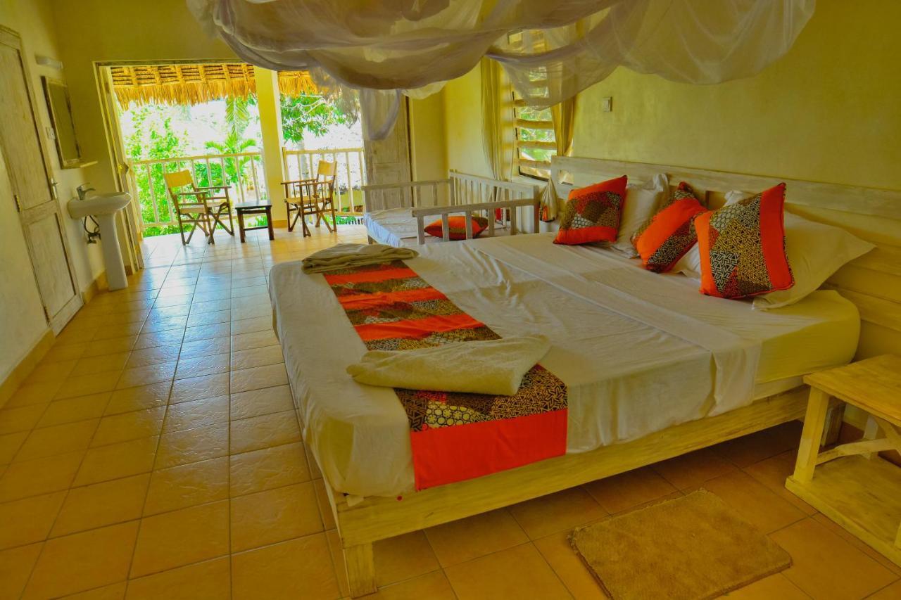Upani In Diani Bed & Breakfast Диани Бийч Екстериор снимка