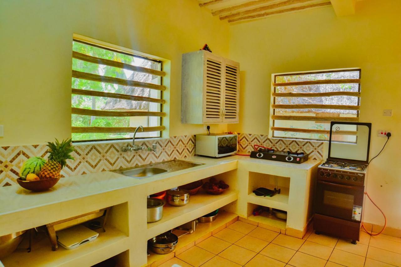 Upani In Diani Bed & Breakfast Диани Бийч Екстериор снимка