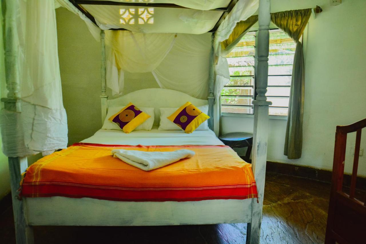 Upani In Diani Bed & Breakfast Диани Бийч Екстериор снимка