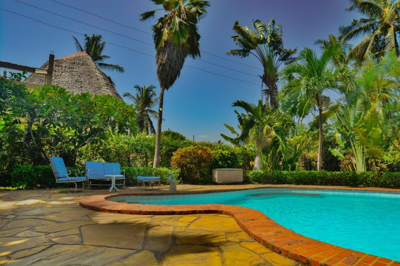 Upani In Diani Bed & Breakfast Диани Бийч Екстериор снимка