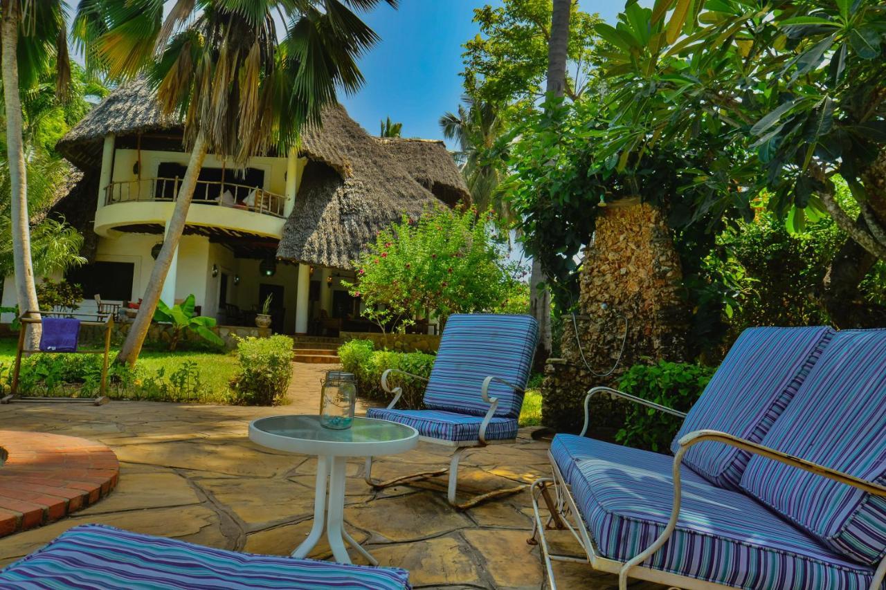 Upani In Diani Bed & Breakfast Диани Бийч Екстериор снимка