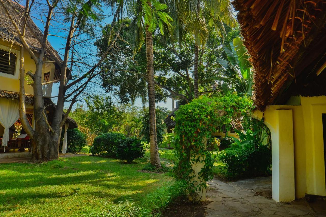 Upani In Diani Bed & Breakfast Диани Бийч Екстериор снимка