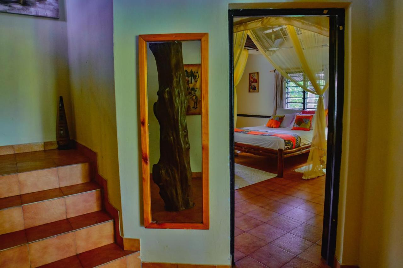 Upani In Diani Bed & Breakfast Диани Бийч Екстериор снимка