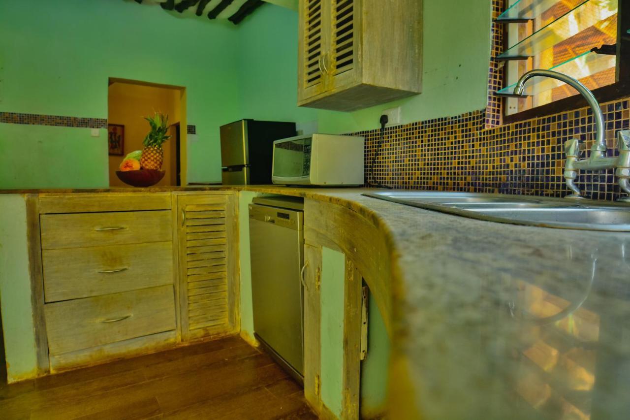 Upani In Diani Bed & Breakfast Диани Бийч Екстериор снимка