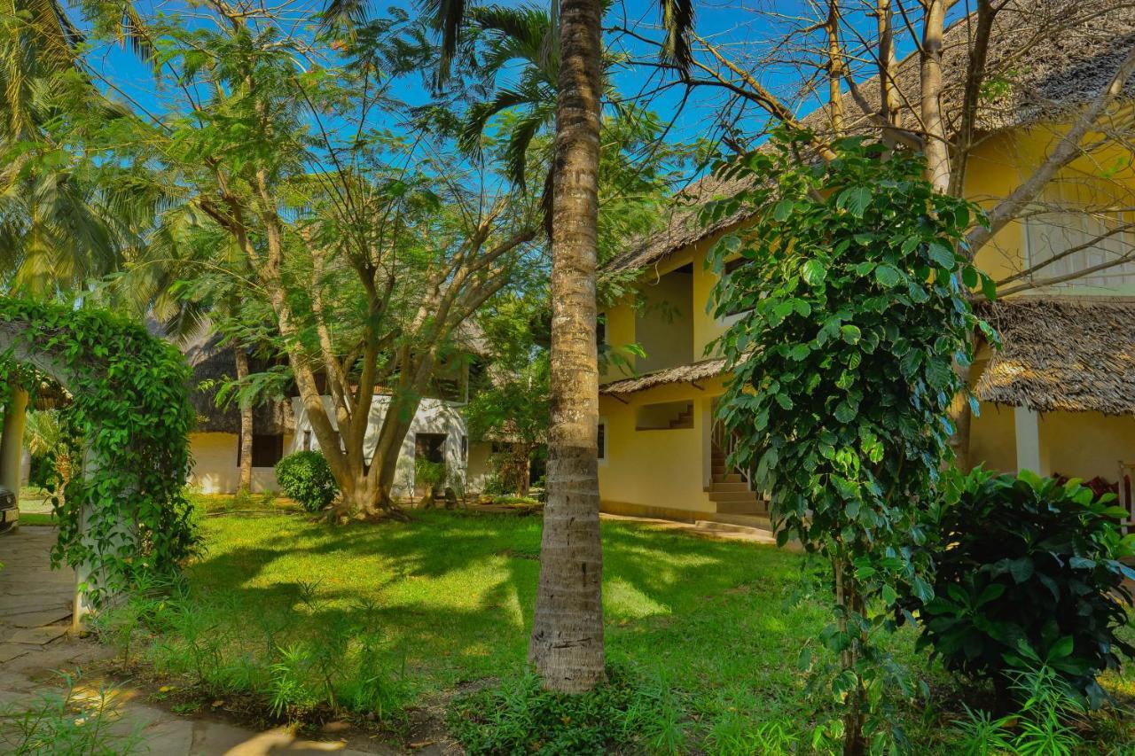 Upani In Diani Bed & Breakfast Диани Бийч Екстериор снимка